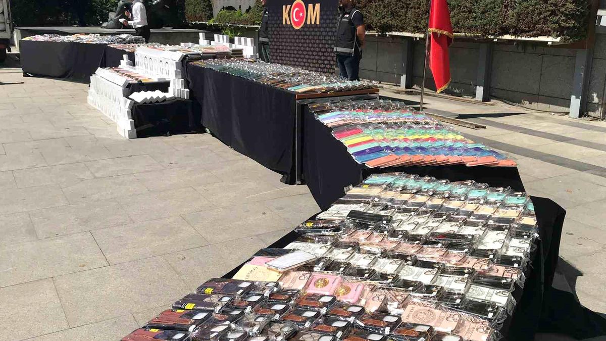 İstanbul\'da Kaçakçılık Operasyonunda 320 Bin Telefon Aksesuarı Ele Geçirildi