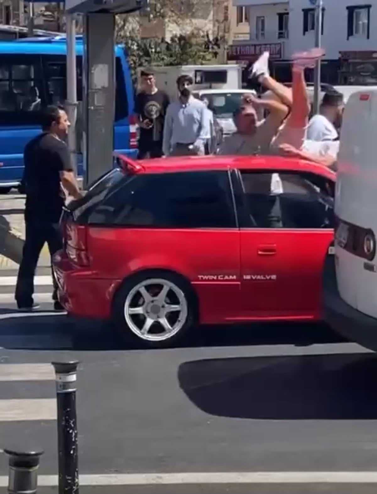 Ümraniye\'de Yol Vermeme Tartışması Yumruk Yumruğa Kavgaya Dönüştü