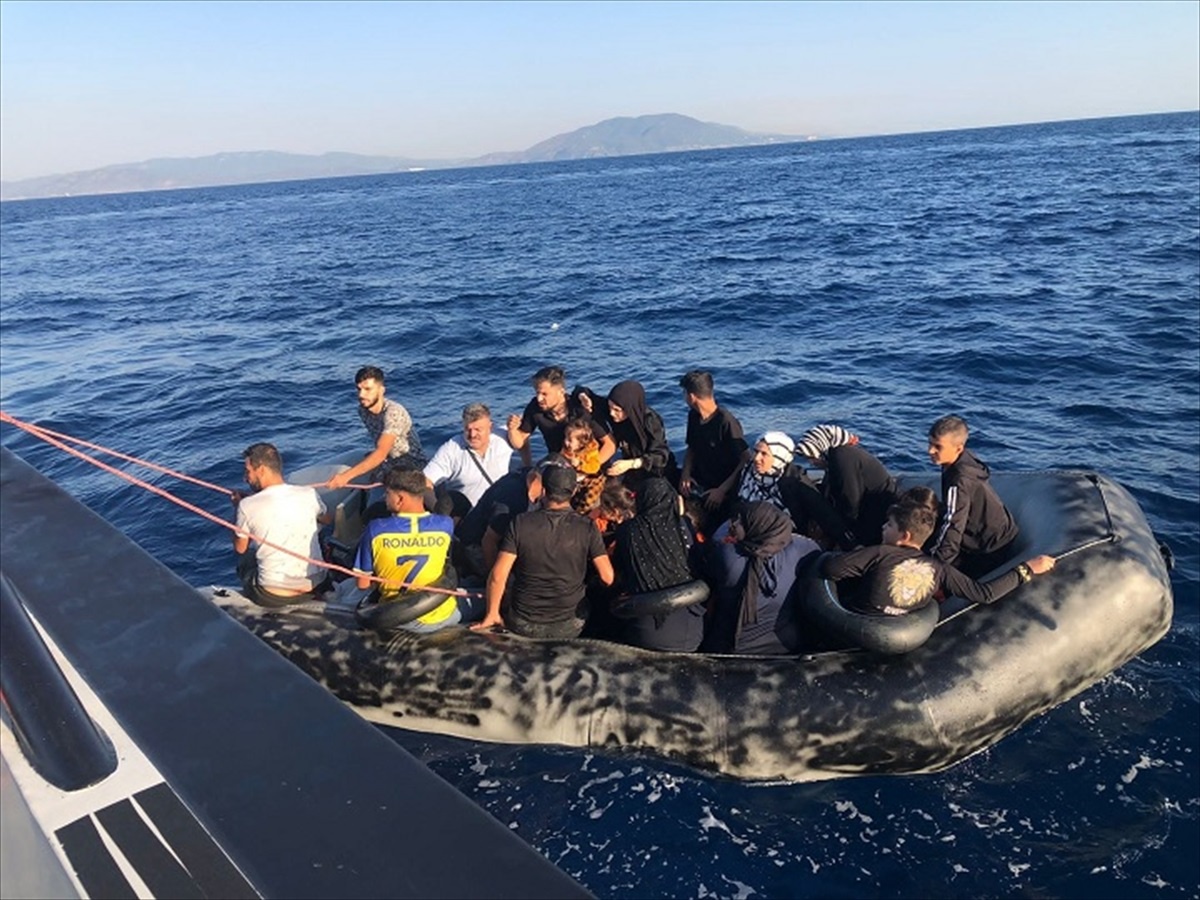 İzmir Çeşme açıklarında 16 düzensiz göçmen kurtarıldı, 52 düzensiz göçmen yakalandı