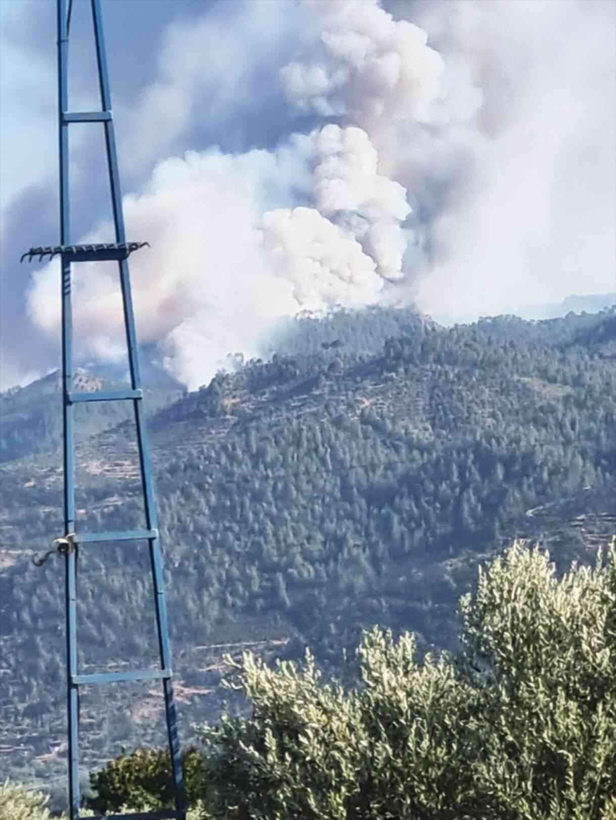 İzmir'deki yangında alevler binaların çatılarına sıçradı