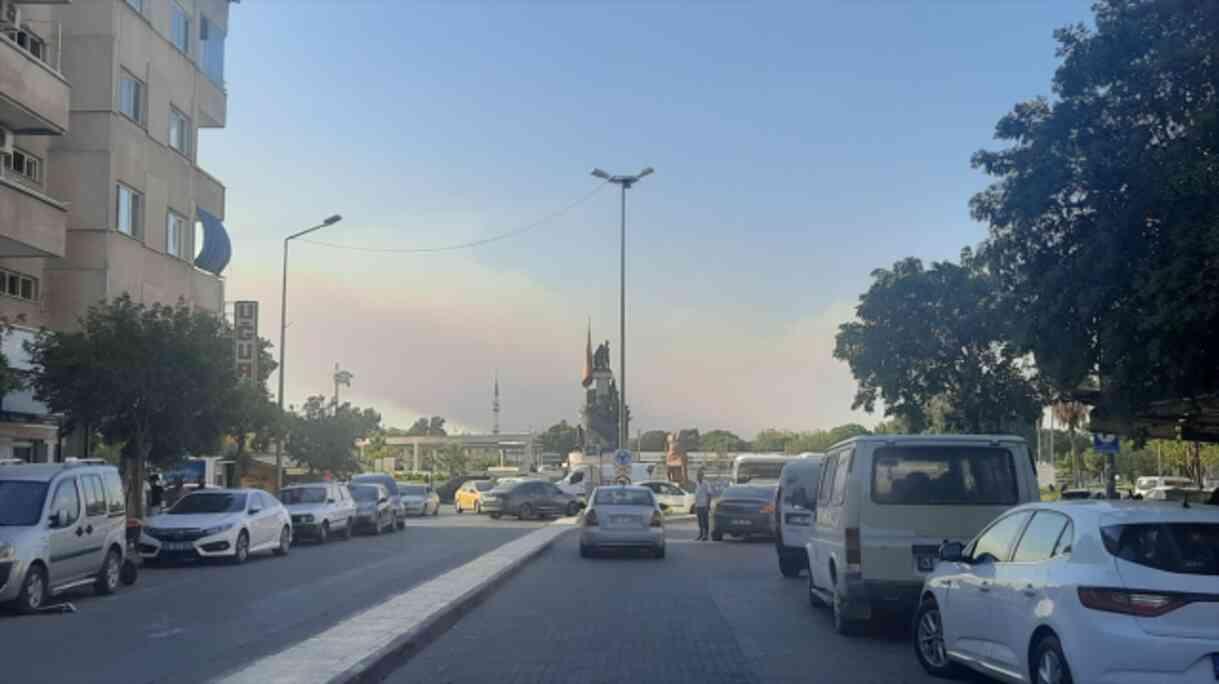 İzmir'deki yangında alevler binaların çatılarına sıçradı