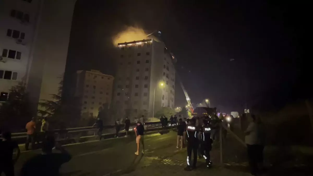 İzmir\'deki orman yangını TOKİ konutlarına sıçradı