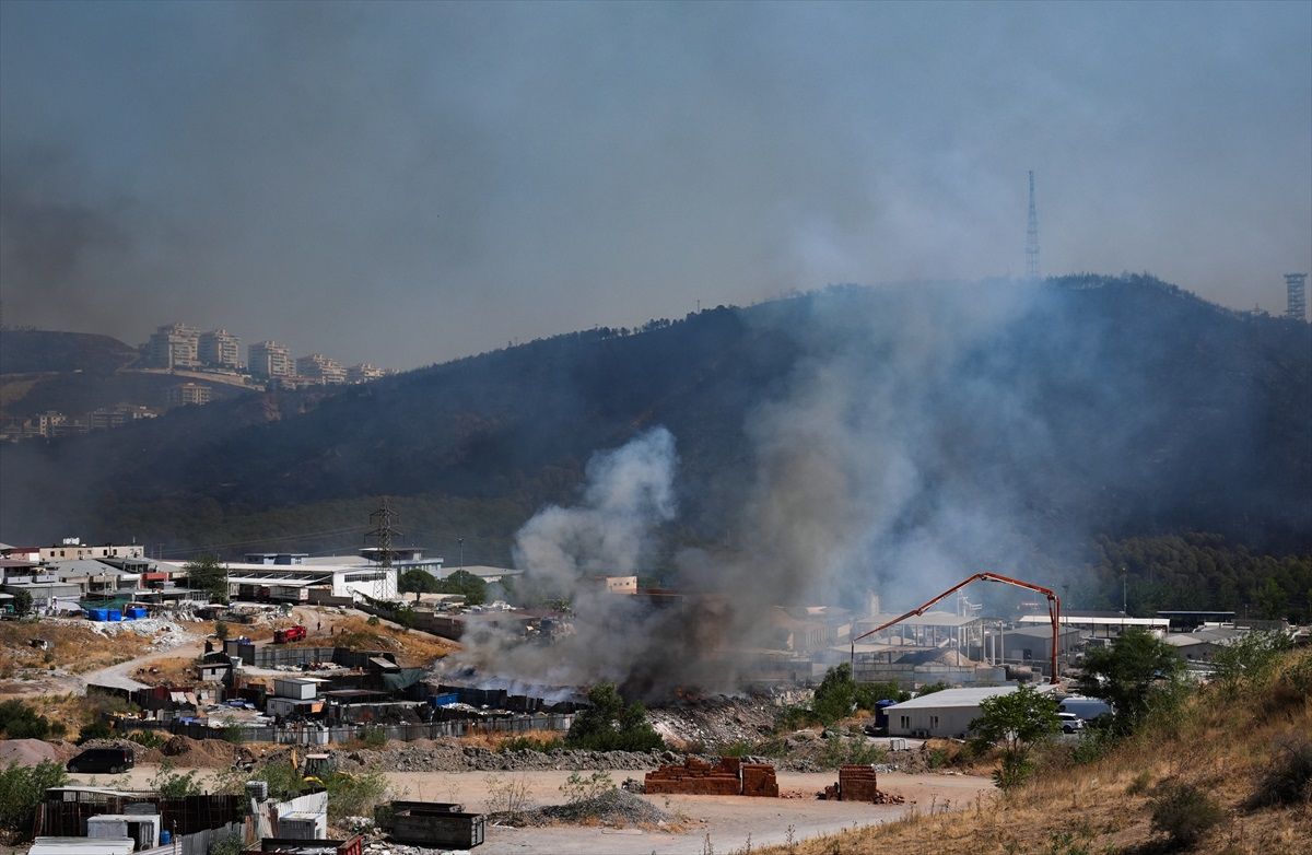 İzmir\'deki Orman Yangınına Havadan ve Karadan Müdahale Devam Ediyor