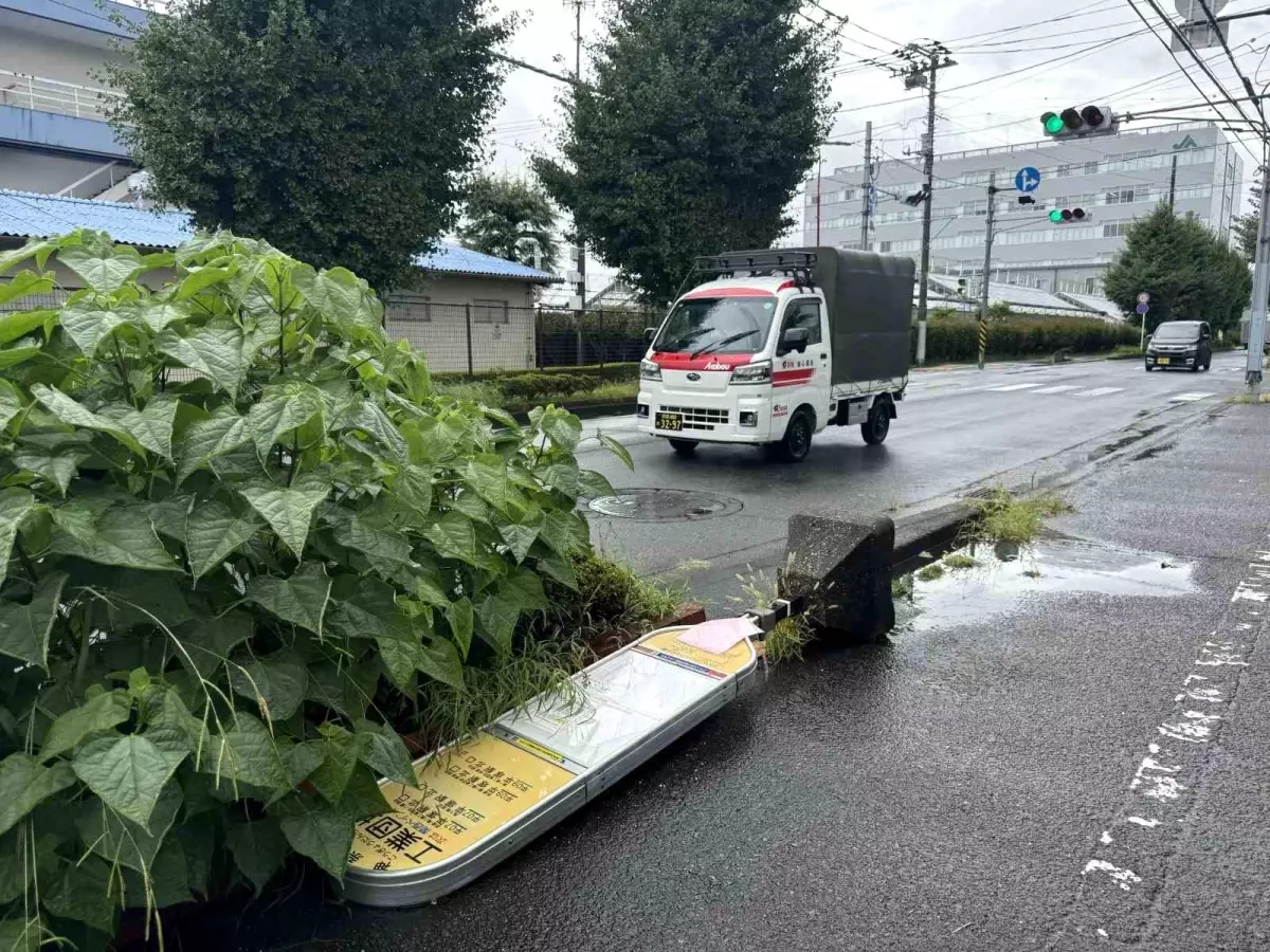 Japonya\'da Ampil Tayfunu Nedeniyle Ulaşım Felç Oldu