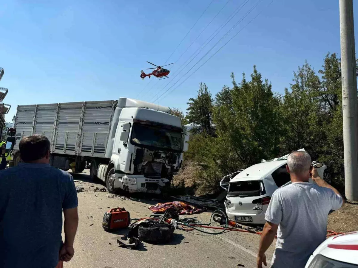 Korkuteli-Antalya Karayolu\'nda Trafik Kazası: 1 Ölü, 3 Yaralı