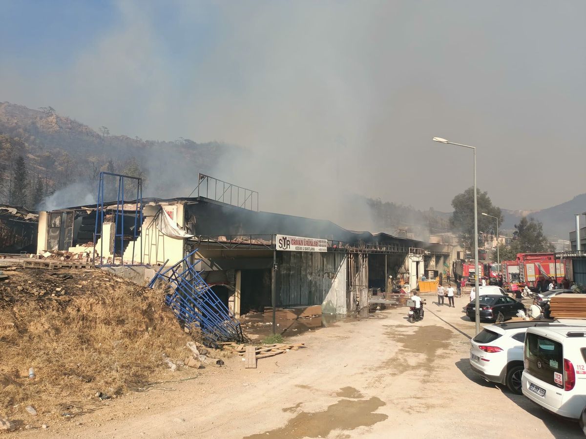 Zabıta Ekipleri Mahsur Kalan 3 Kişi İle Çocukları Güvenli Alana Taşıdı