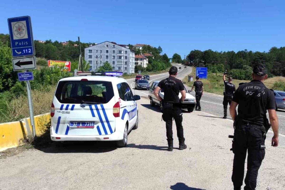 Kastamonu\'nun Araç ilçesinde yapılan denetimde 3 şahıs yakalandı