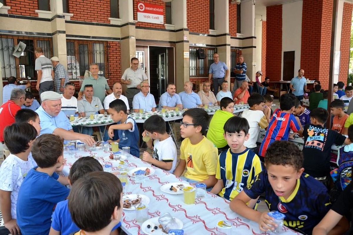 Edremit Kaymakamı öğrencilerle kahvaltı etkinliğinde buluştu