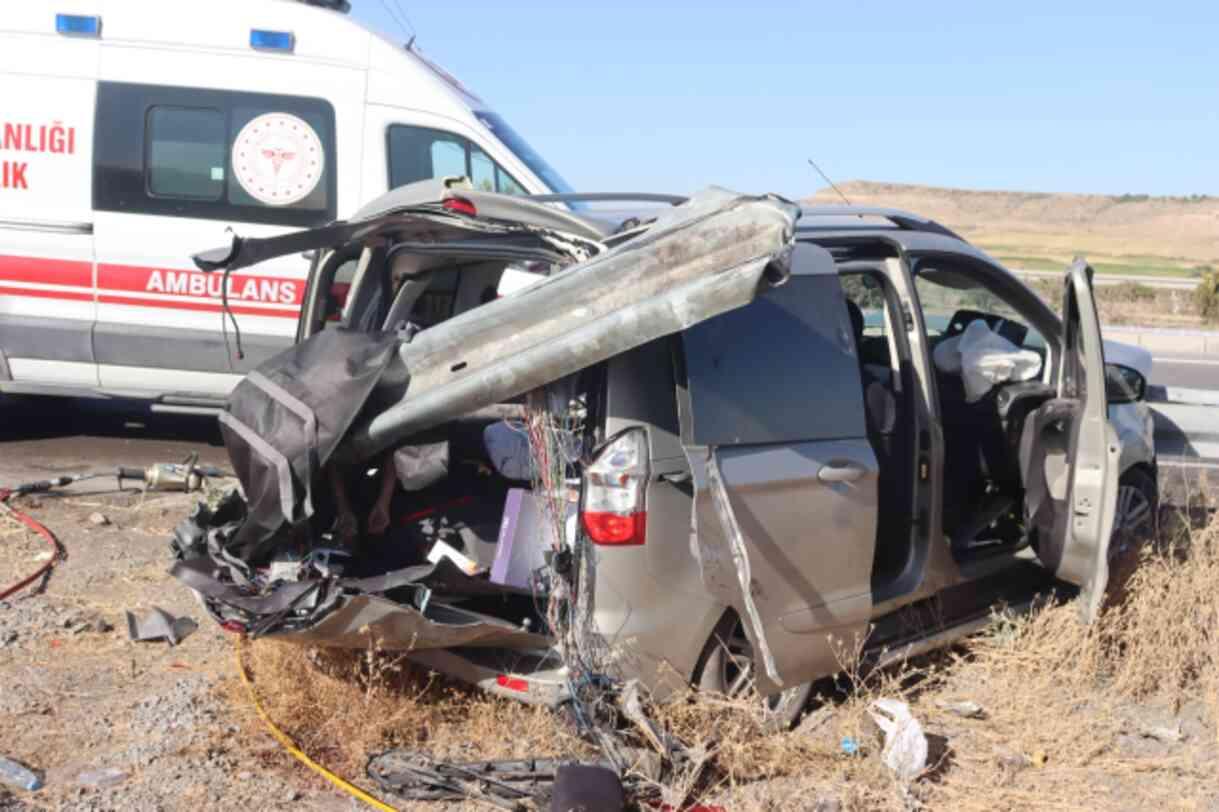 Kayseri'de otomobil bariyerlere çarptı: 2 kişi öldü, 4 kişi yaralandı Kayseri'de otomobil bariyerlere çarptı: 2 kişi öldü, 4 kişi yaralandı