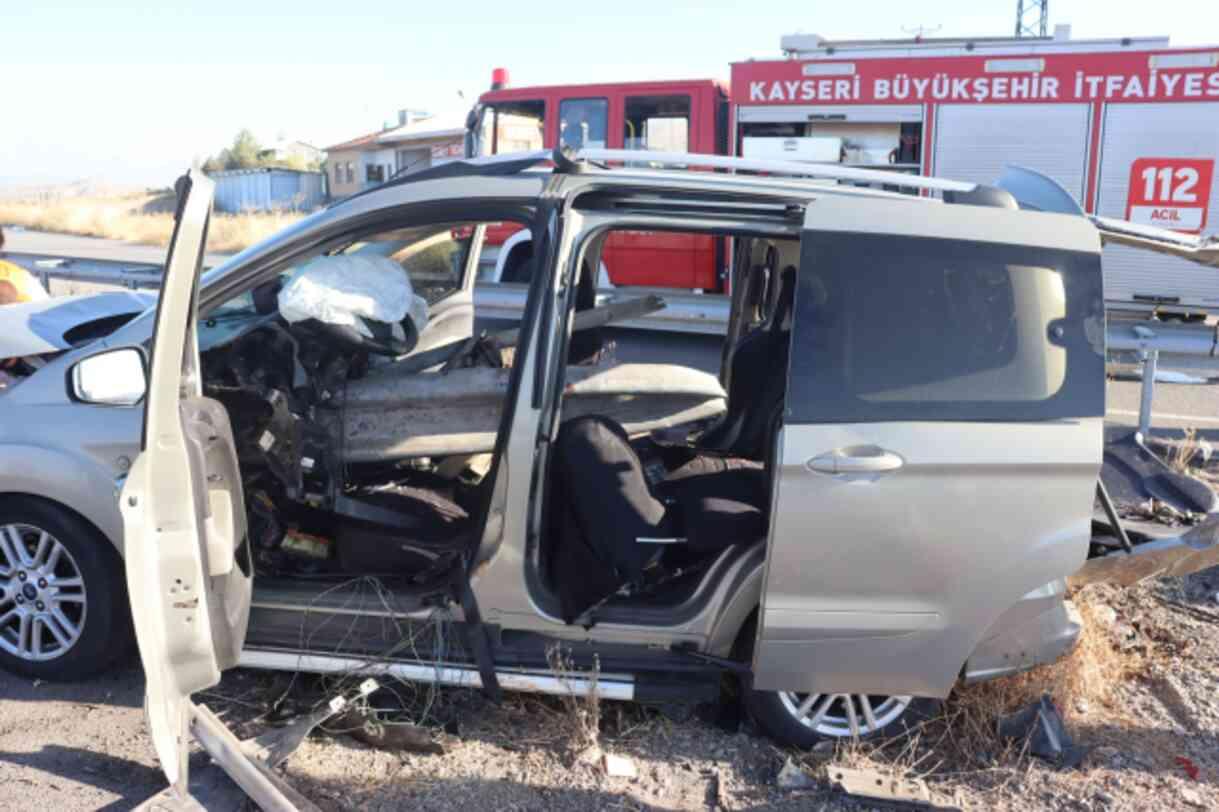 Kayseri'de otomobil bariyerlere çarptı: 2 kişi öldü, 4 kişi yaralandı Kayseri'de otomobil bariyerlere çarptı: 2 kişi öldü, 4 kişi yaralandı
