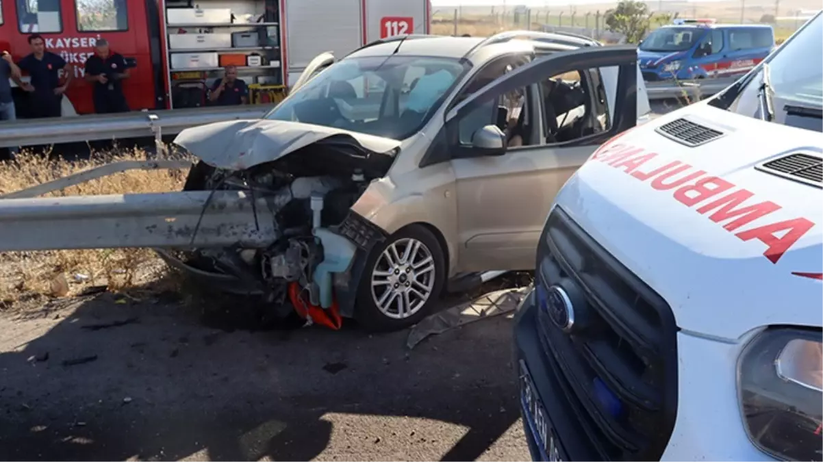 Kayseri\'de otomobil bariyerlere çarptı: 2 kişi öldü, 4 kişi yaralandı
