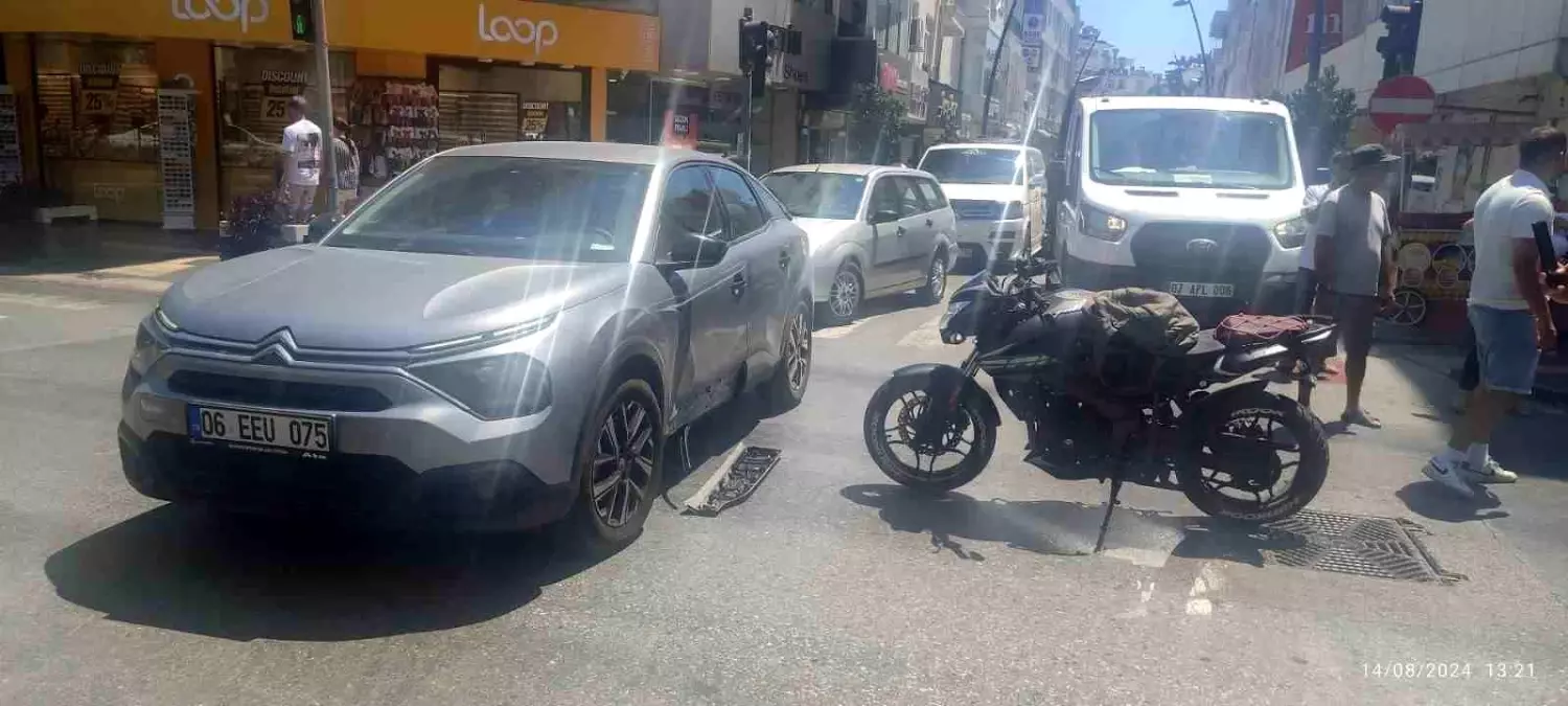 Manavgat\'ta kırmızı ışık ihlali yapan motosikletin otomobile çarpması sonucu sürücü yaralandı