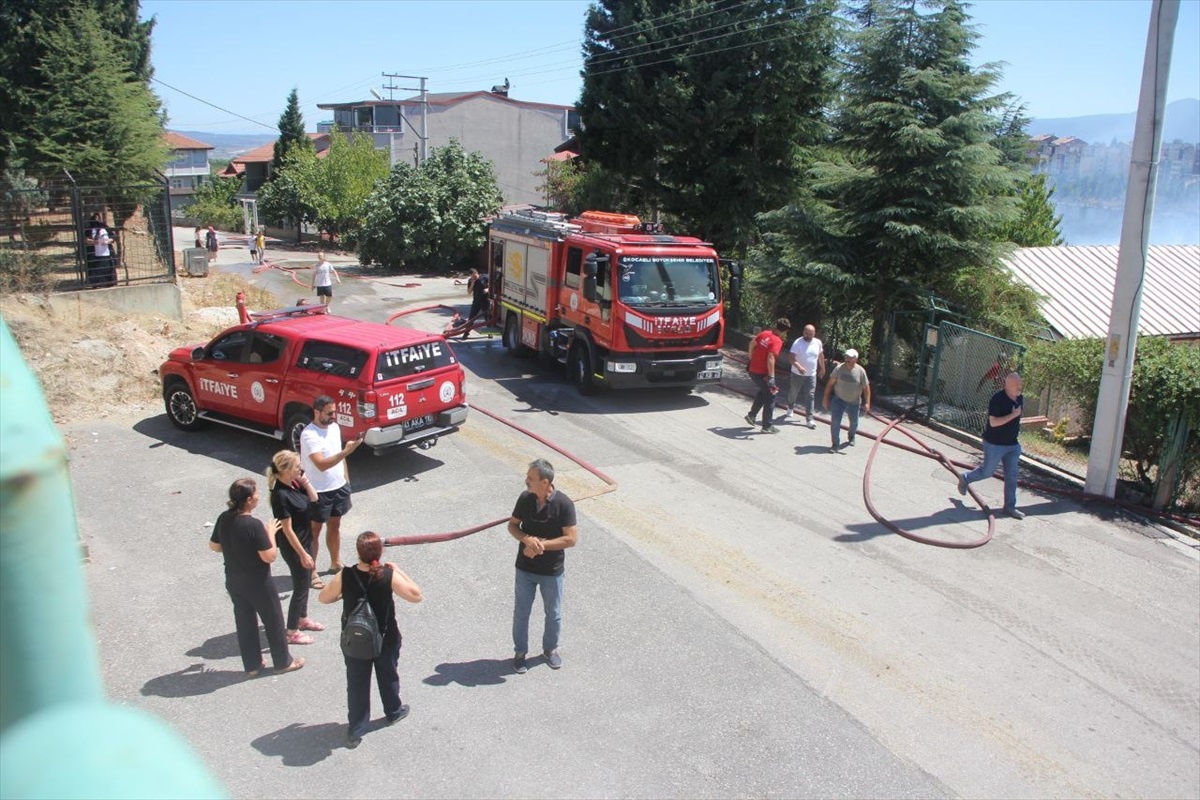 İzmit\'te çalılık alanda çıkan yangın söndürüldü