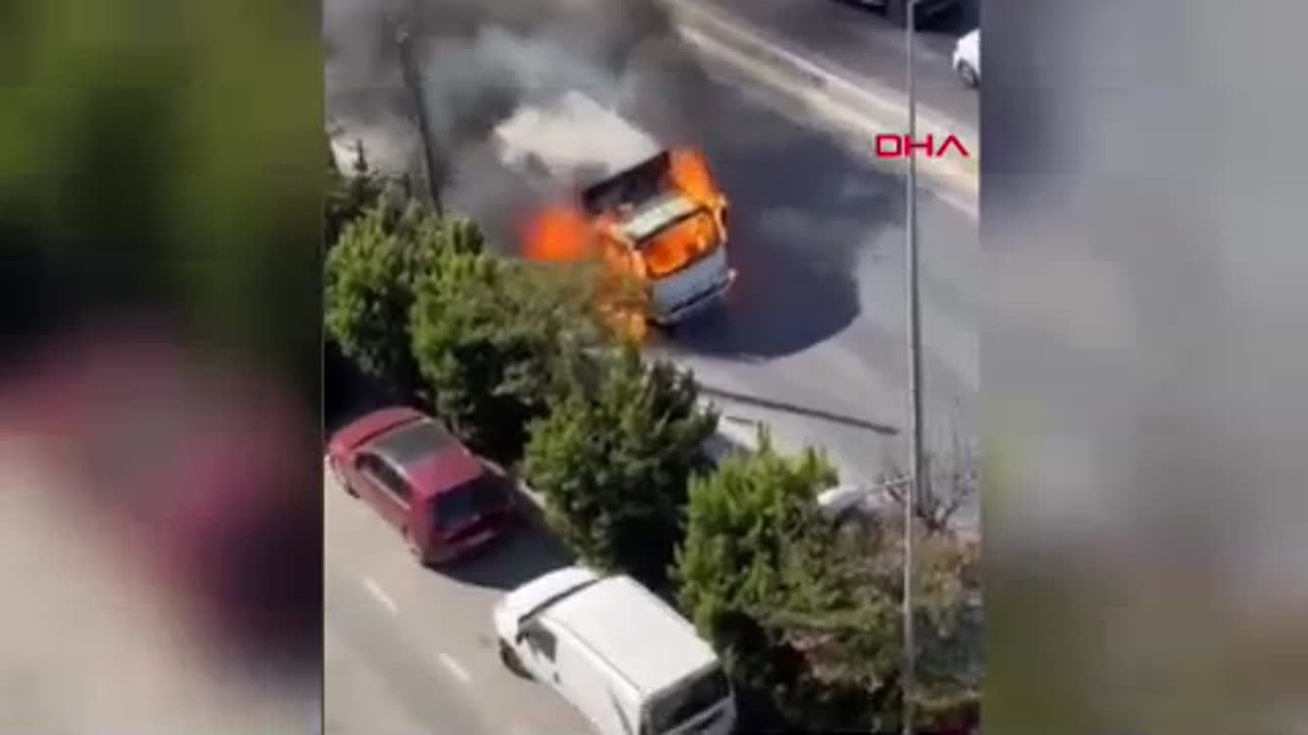 Küçükçekmece\'de Kozmetik Malzeme Yüklü Kamyonette Yangın Çıktı