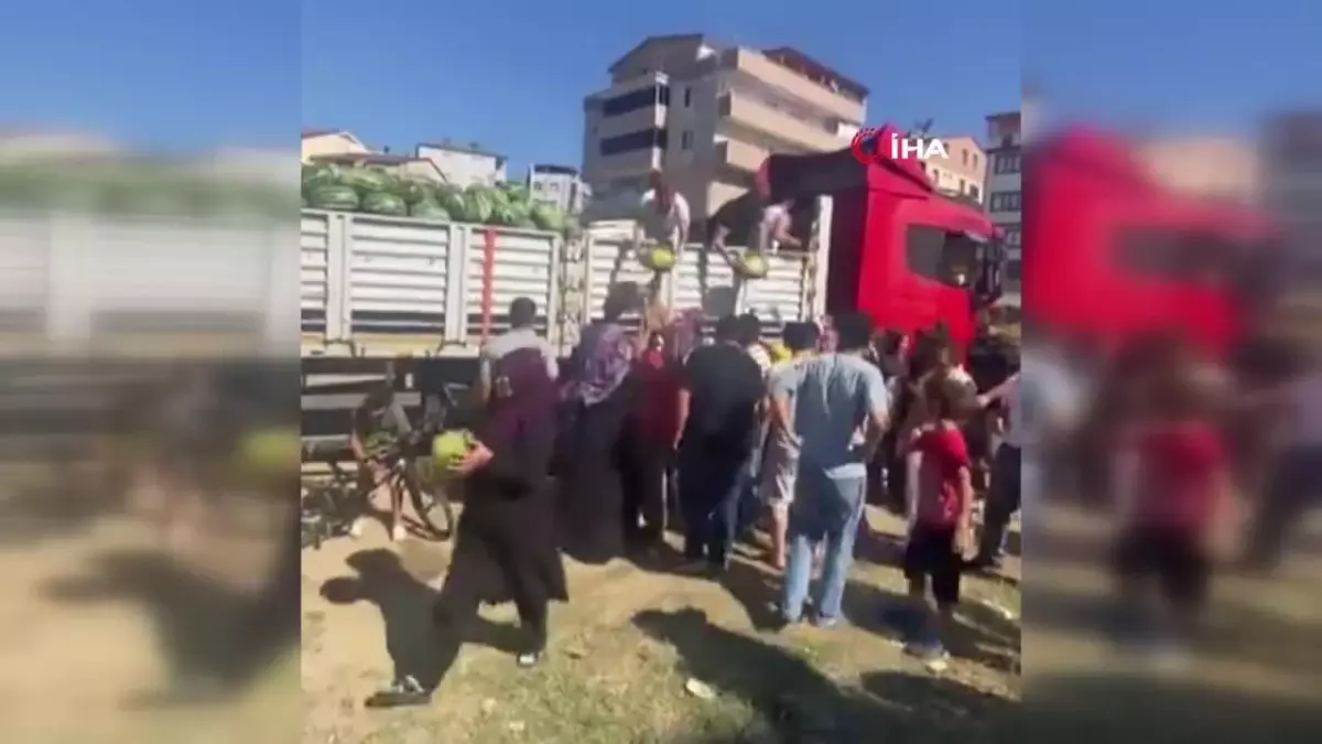 Mahalleliye karpuz dağıtıldı: 27 ton 1 saatte bitti