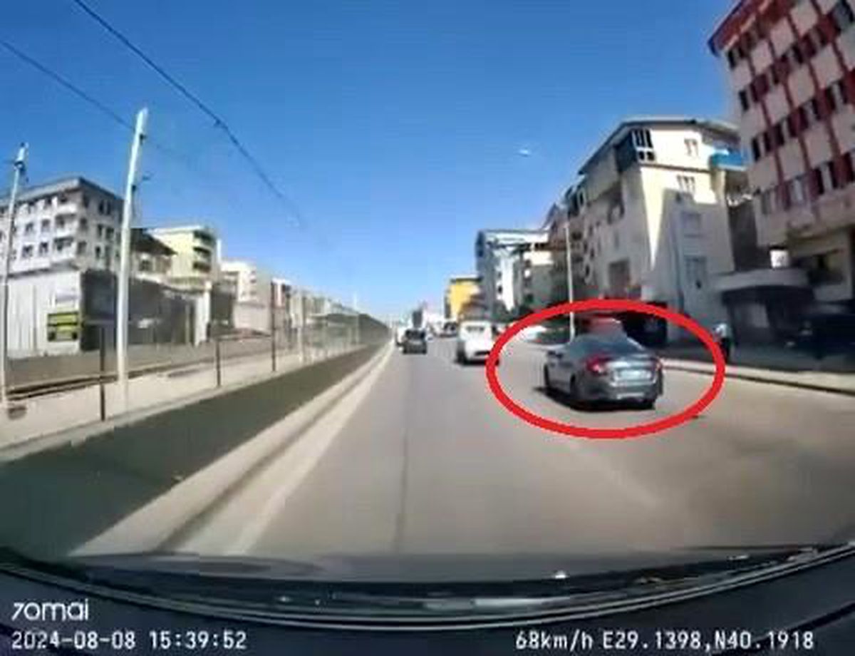 Bursa\'da Makas Atan Otomobil Bariyere Çarptı