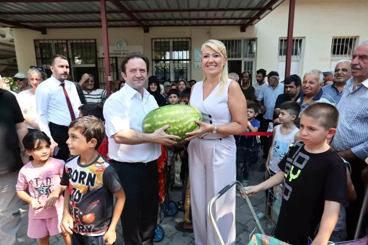 Merkezefendi Belediyesi ve Acıpayam Belediyesi İş Birliğiyle Üreticiden Alınan Karpuzlar Vatandaşlara Ulaştırıldı