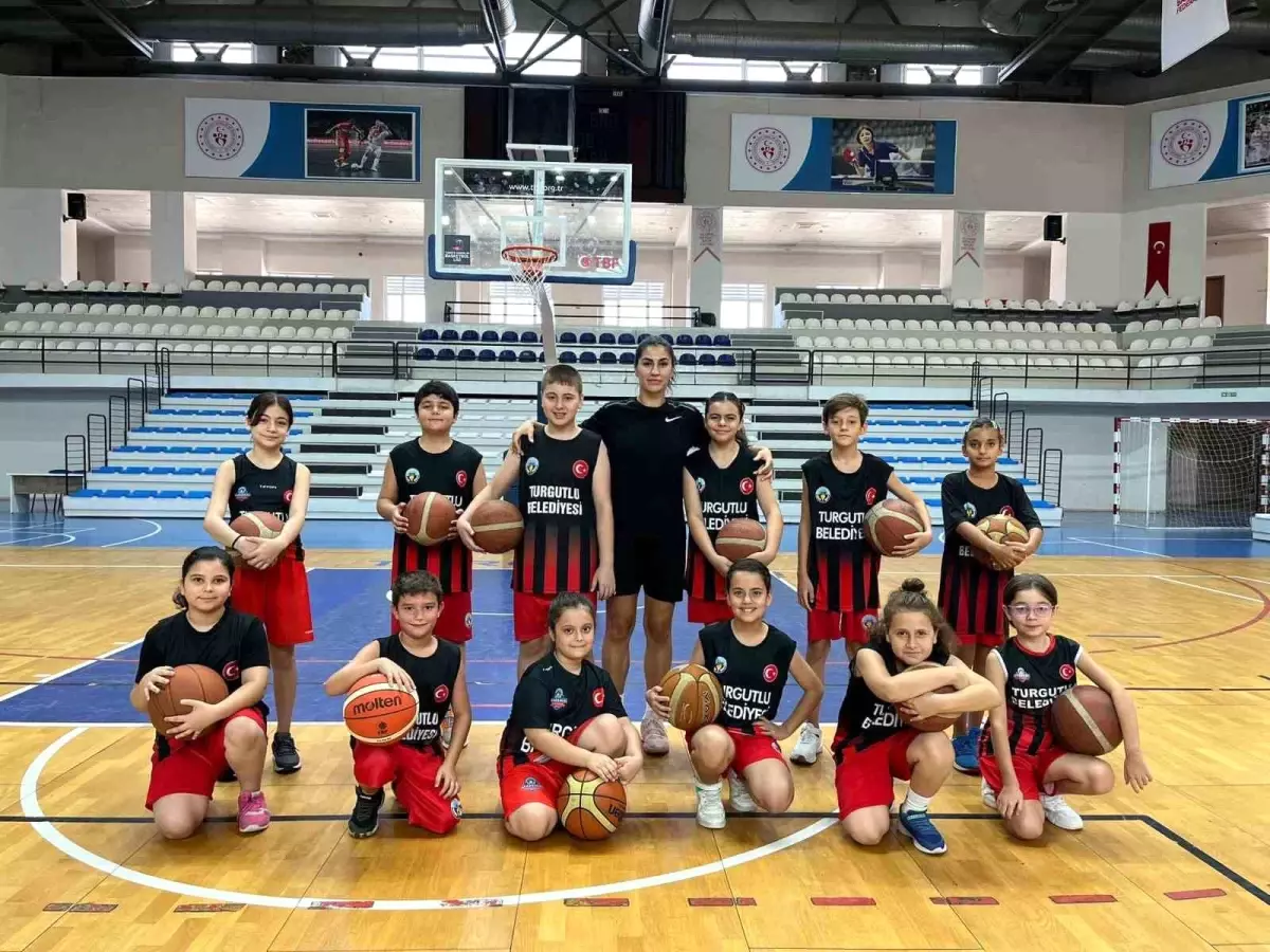 Milli basketbolcu Manolya Kurtulmuş, Turgutlu Belediyespor\'u ziyaret etti