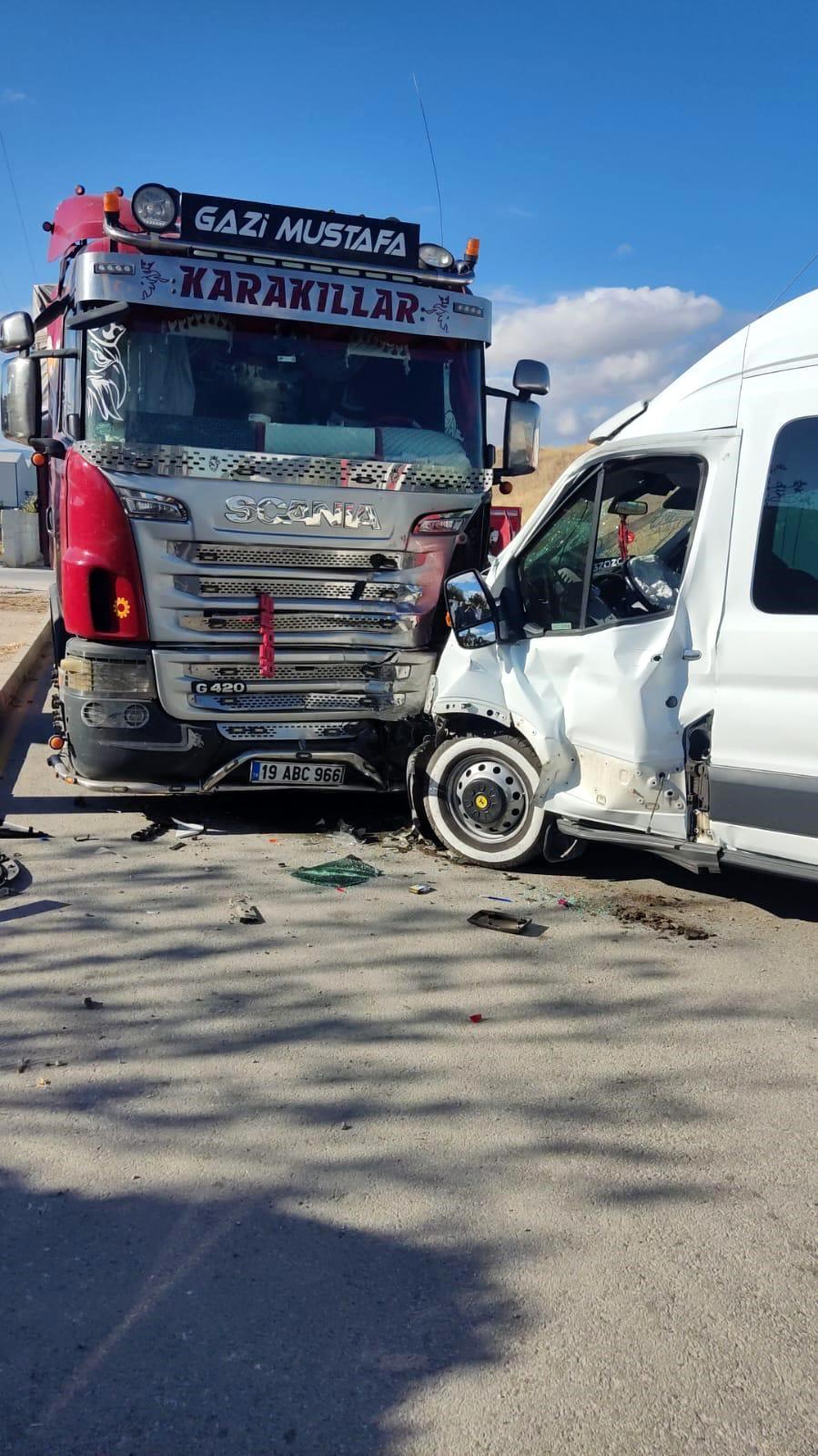 Çorum\'da servis minibüsü otomobil ve tıra çarptı: 14 yaralı