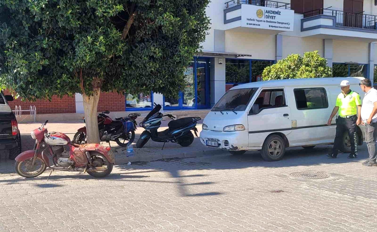 Antalya\'da motosiklet minibüs kapısına çarptı: 2 yaralı