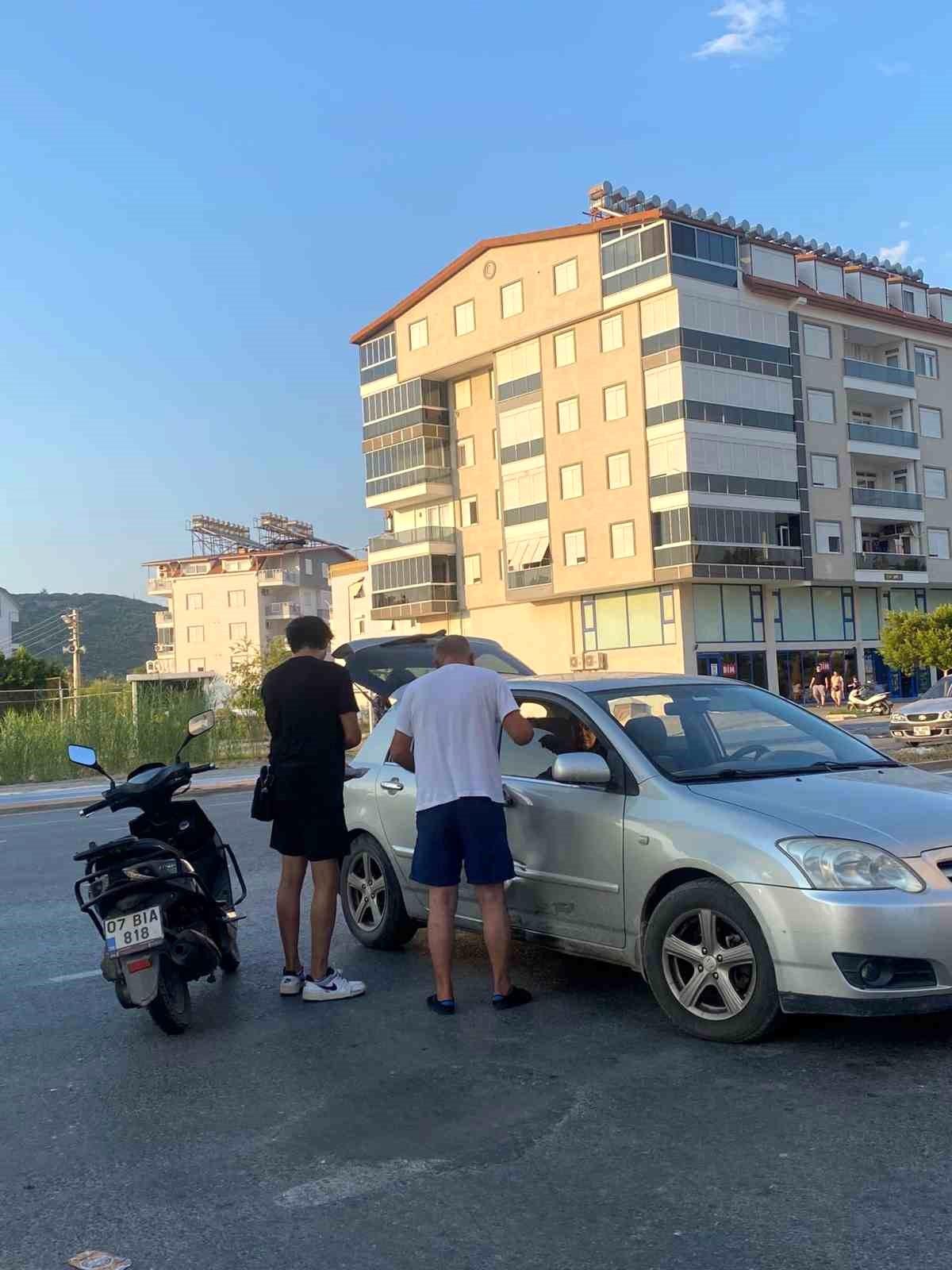 Antalya\'da otomobil ile motosiklet çarpıştı: 1 yaralı