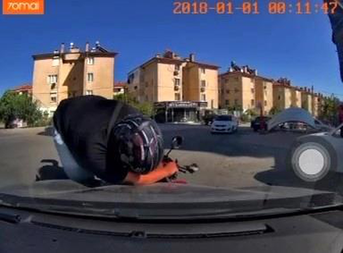 Edremit\'te Otomobil ile Motosiklet Çarpıştı: 1 Yaralı