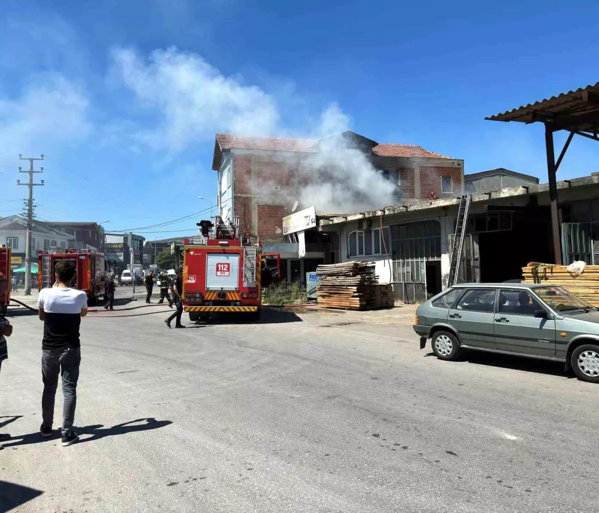 Serdivan\'da Metal Otomatik Kapı Sistemleri Dükkanında Yangın Çıktı