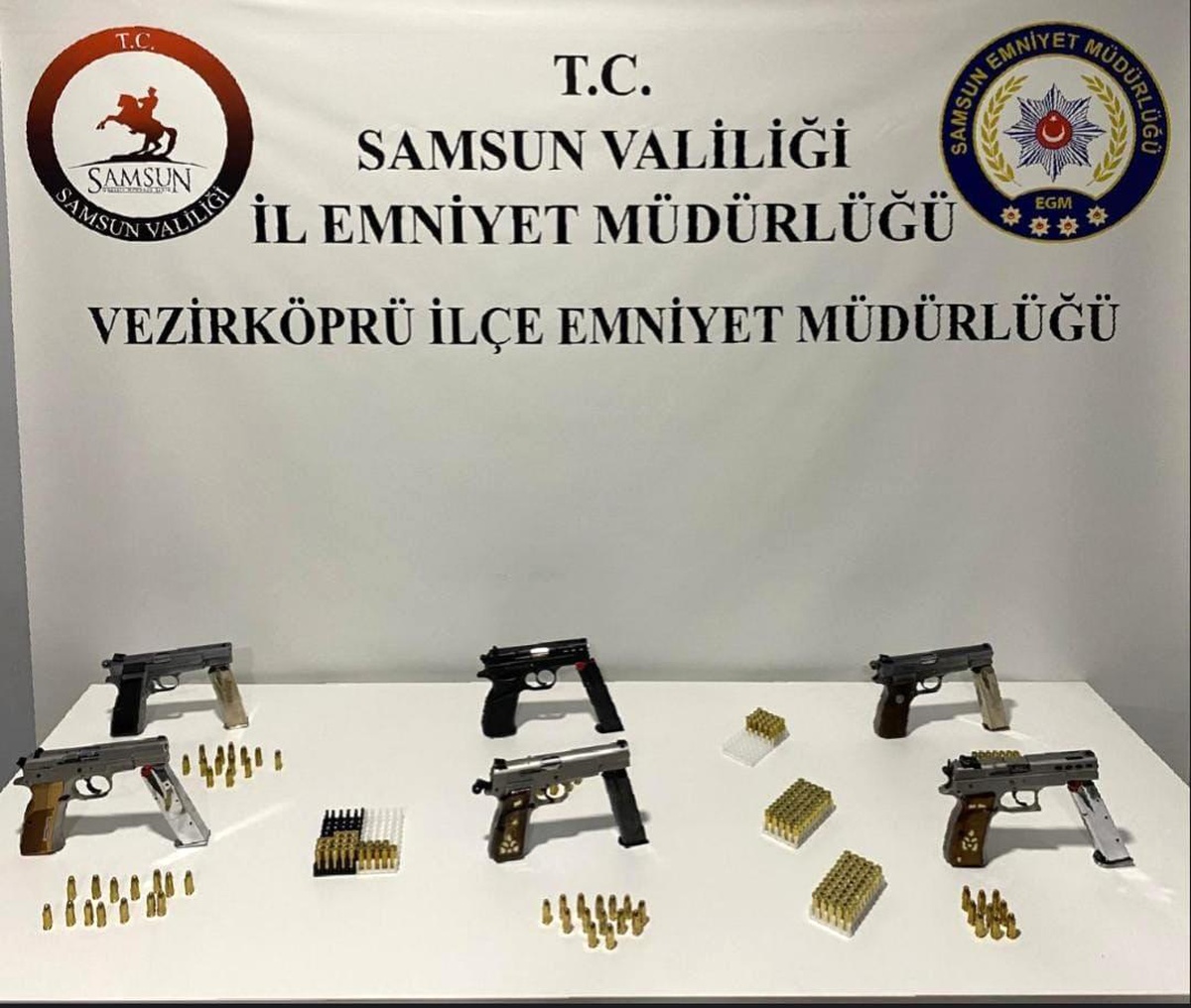Vezirköprü\'de 6 Adet Tabanca Ele Geçirildi