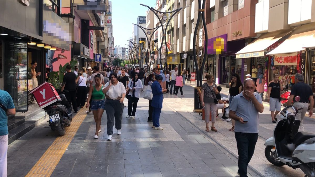 Hatay\'da meydana gelen deprem sokağa çıkarmış