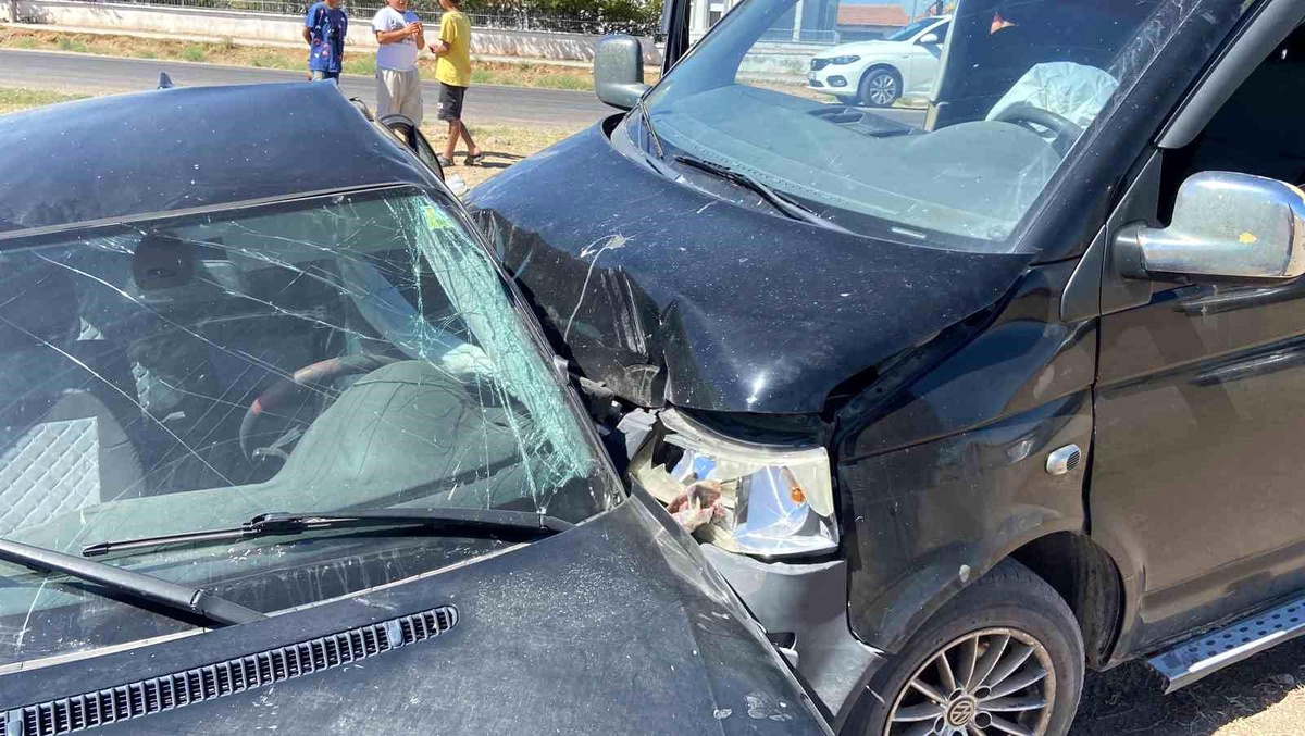 Aksaray\'da trafik kazası: 4\'ü çocuk 8 kişi yaralandı