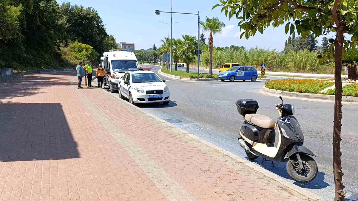 Manavgat\'ta ticari taksi motosiklete çarptı, sürücü yaralandı