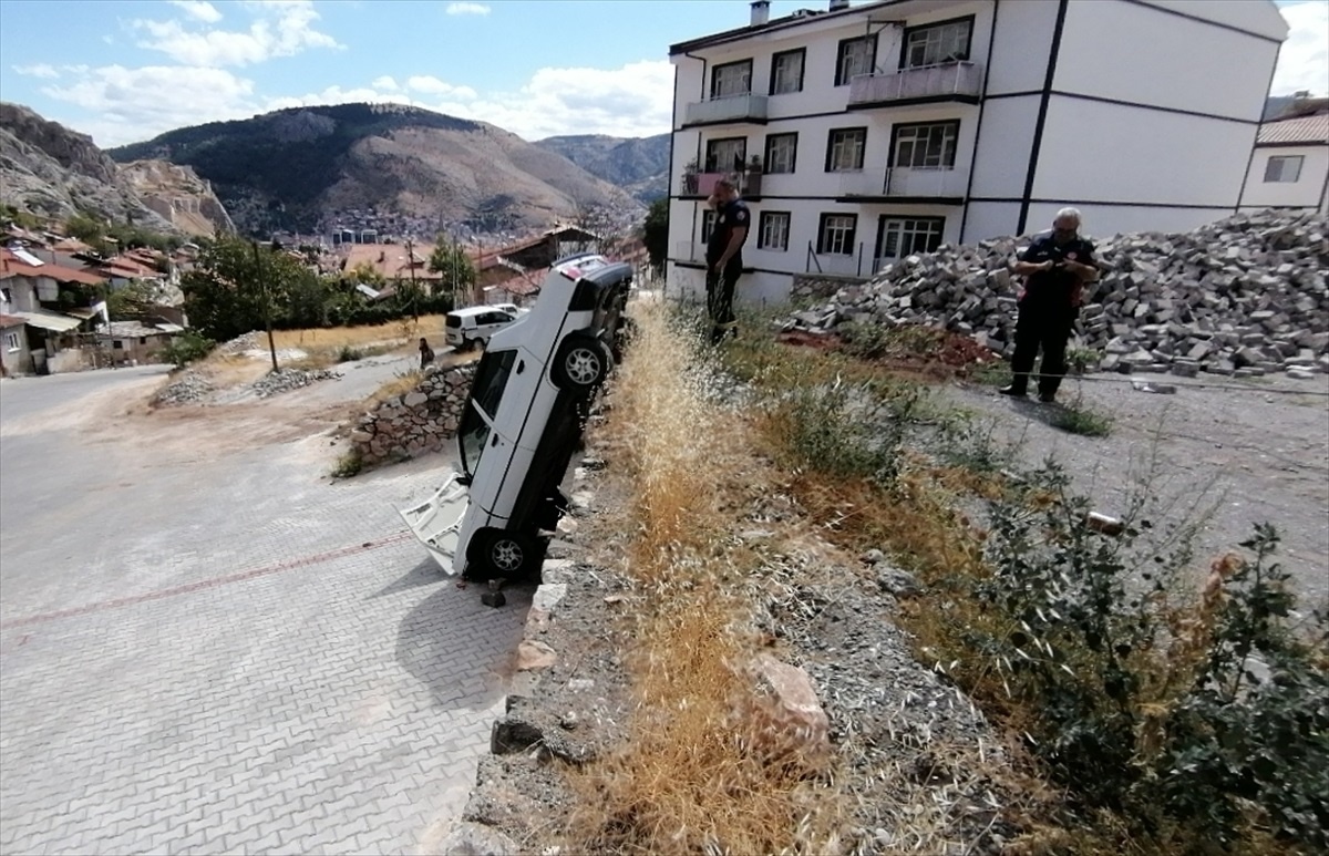 Tokat\'ta istinat duvarında asılı kalan otomobilin sürücüsü yaralandı