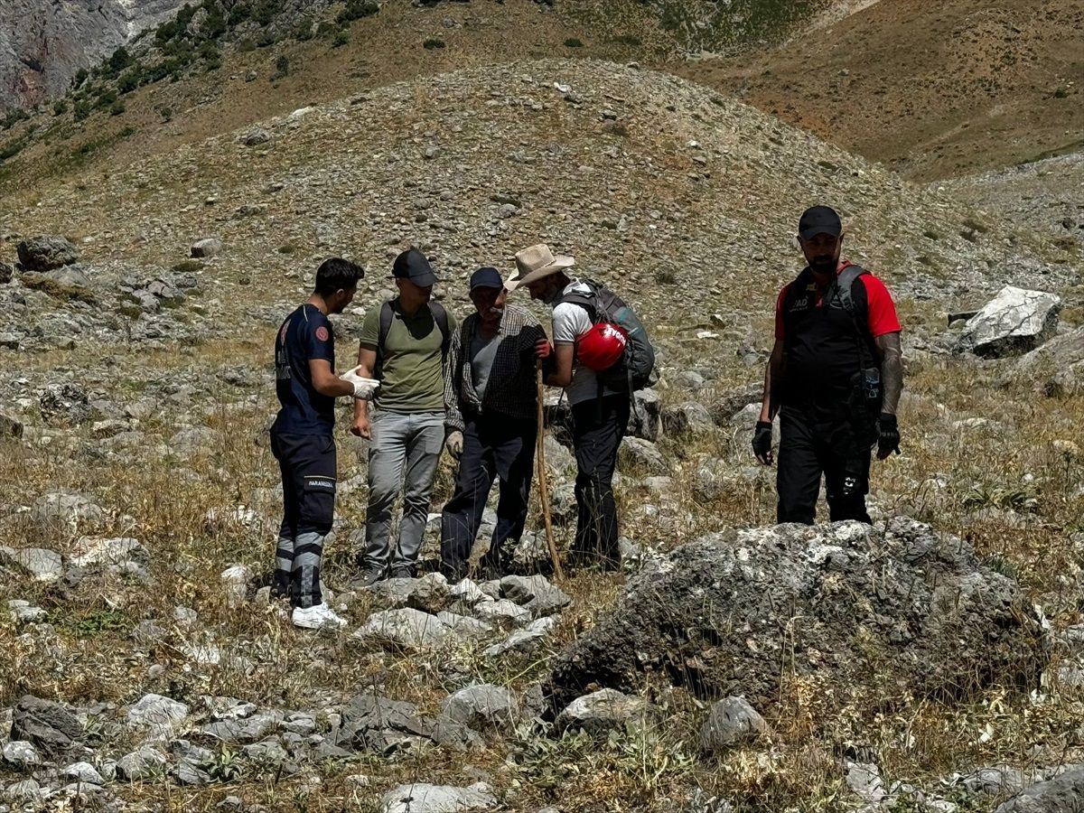 Tunceli\'de mahsur kalan baba oğul kurtarıldı