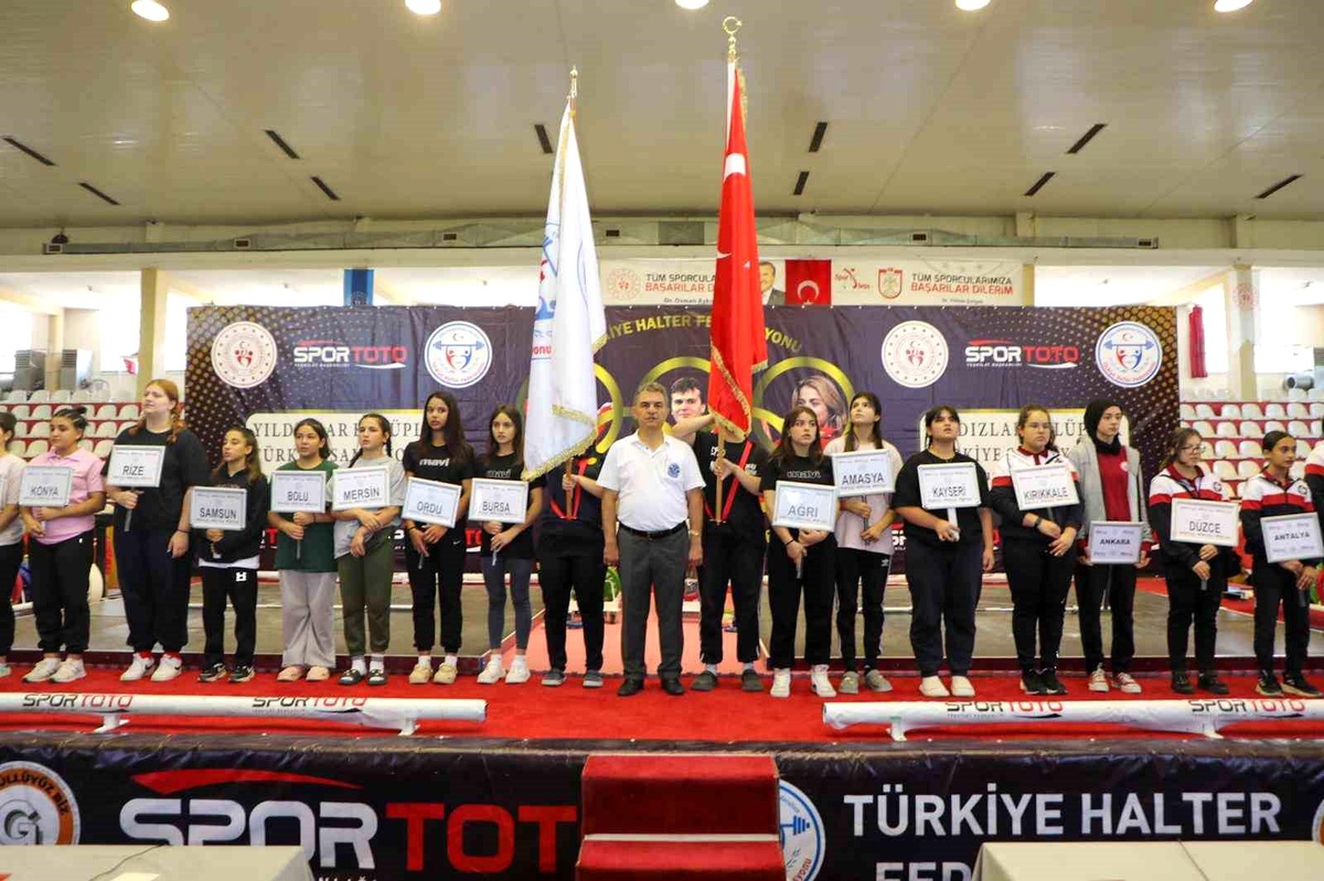 Yıldızlar Kulüpler Türkiye Halter Şampiyonası Sivas\'ta Başladı