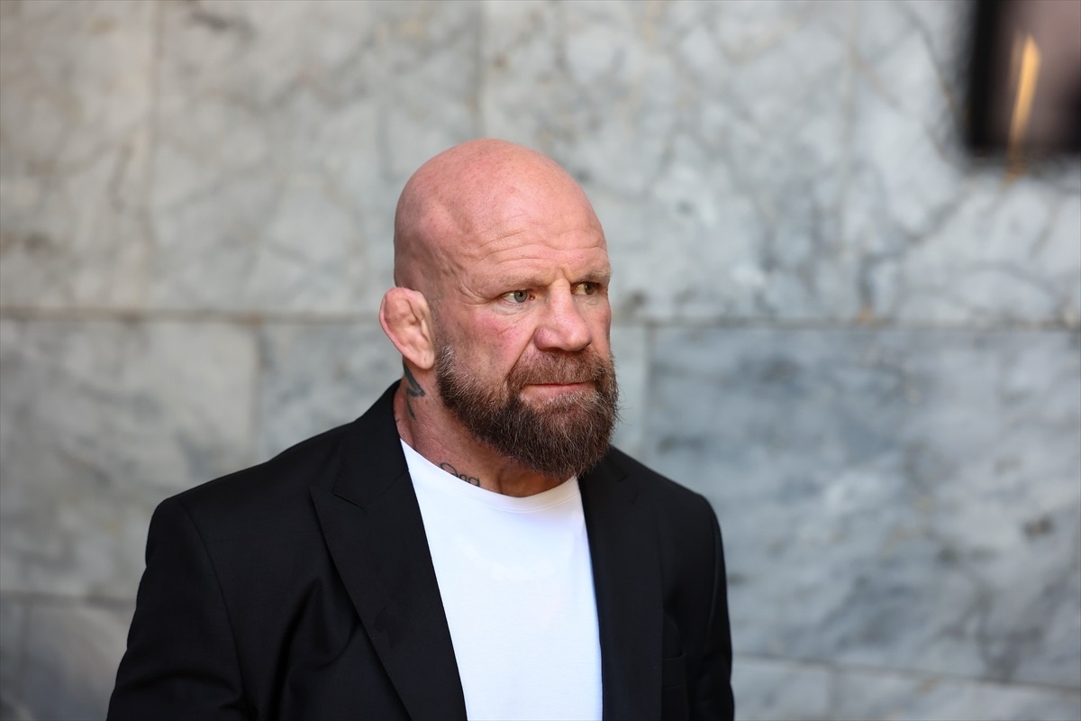 Dünyaca Ünlü Sporcu Jeff Monson, Türkiye\'de Müslüman Olduktan Sonra İlk Cuma Namazını Kıldı