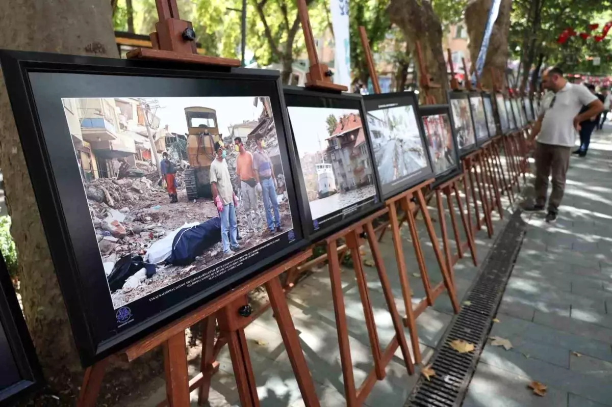 Kocaeli\'de Depremlere Dikkat Çekmek İçin Fotoğraf Sergisi Düzenlendi