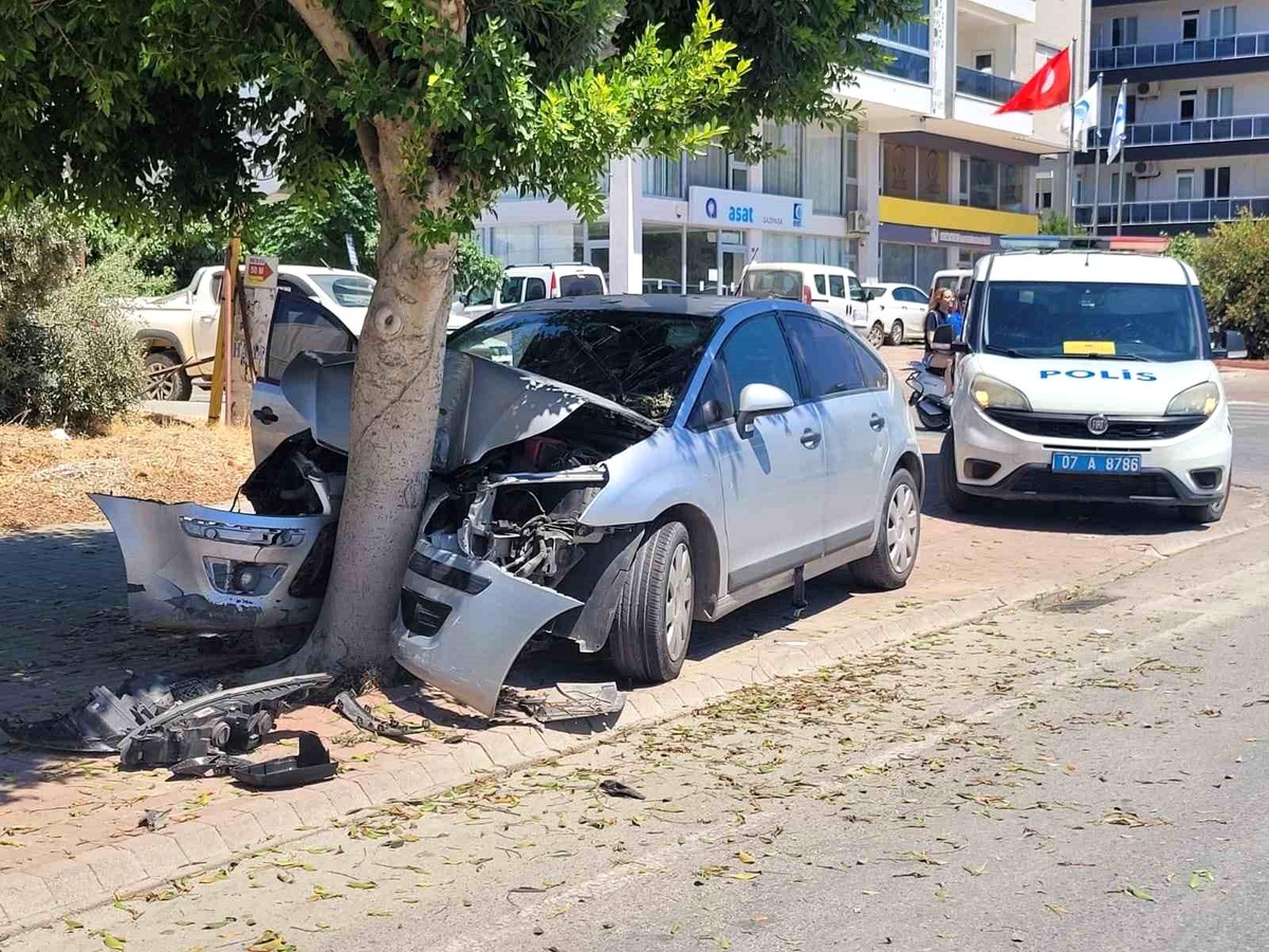Antalya\'da Otomobil Ağaca Çarptı, Sürücü Yara Almadan Kurtuldu