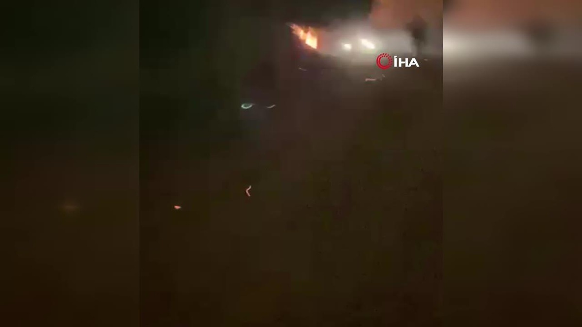 Alevlerin evlerine yaklaştığını gören vatandaşların korku dolu anları kamerada