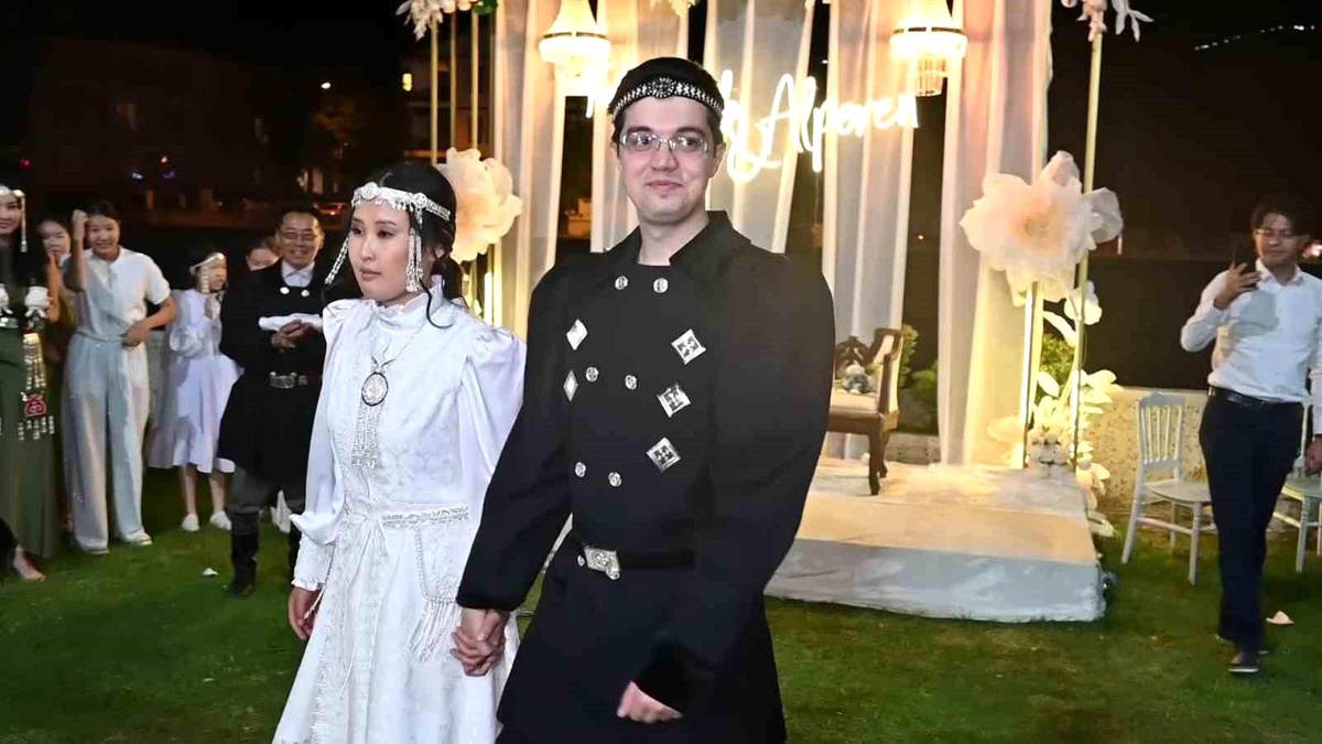 Rusya\'da Tanışan Türk Genci ve Yakutistanlı Kızın Renkli Düğünü