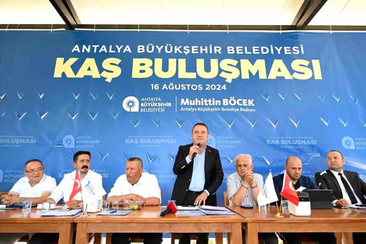 Antalya Büyükşehir Belediye Başkanı Muhittin Böcek, Kaş ilçesinde muhtarlarla bir araya geldi