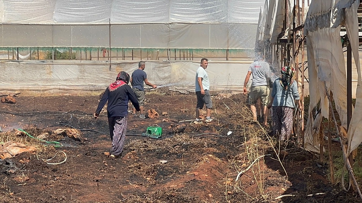 Antalya Kepez\'te çalılık alanda çıkan yangın söndürüldü