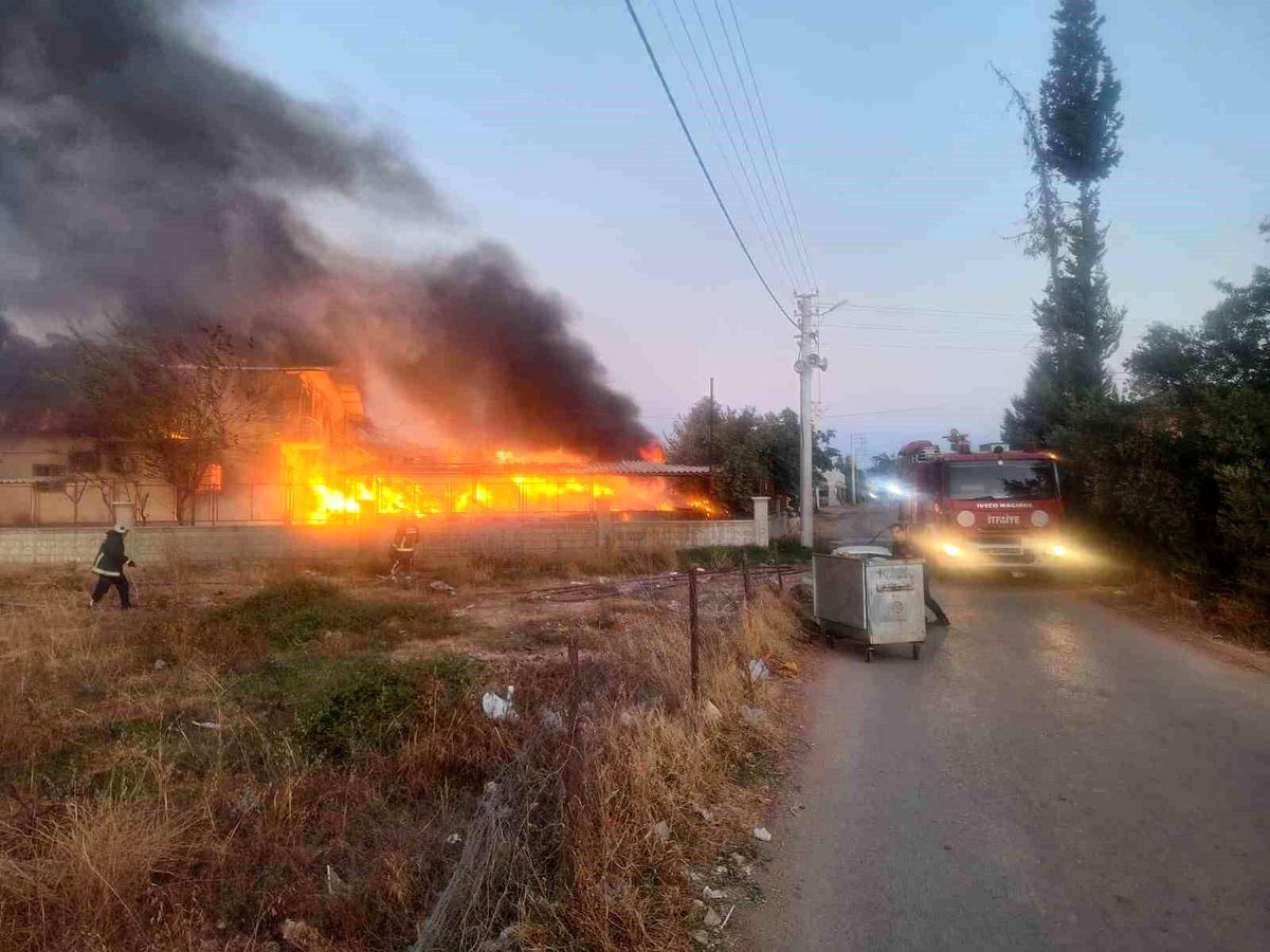 Antalya\'da Koli Karton Fabrikasında Yangın Kontrol Altına Alındı