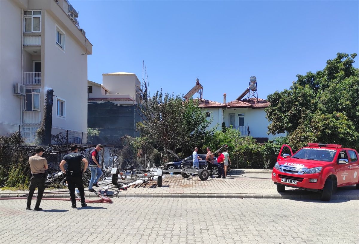 Fethiye\'de apartman deposunda çıkan yangın otomobile sıçradı