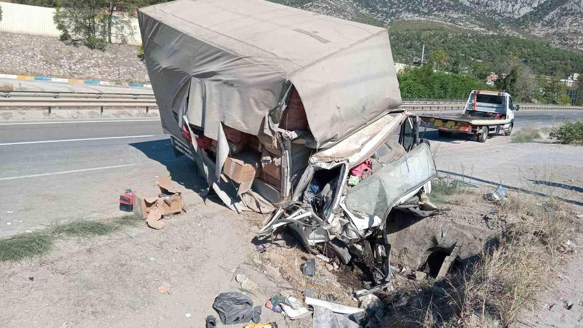 Bilecik\'te Kamyonet Su Kanalına Çarptı: 2 Yaralı