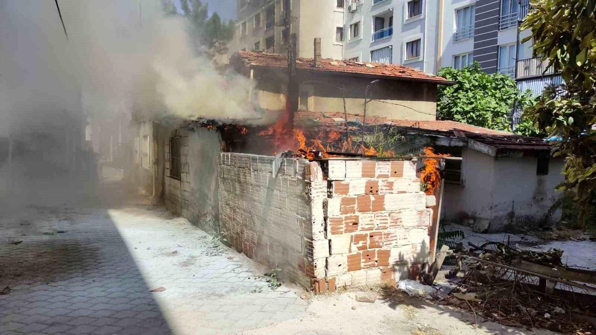 Denizli\'de kullanılmayan evde çıkan yangın kontrol altına alındı