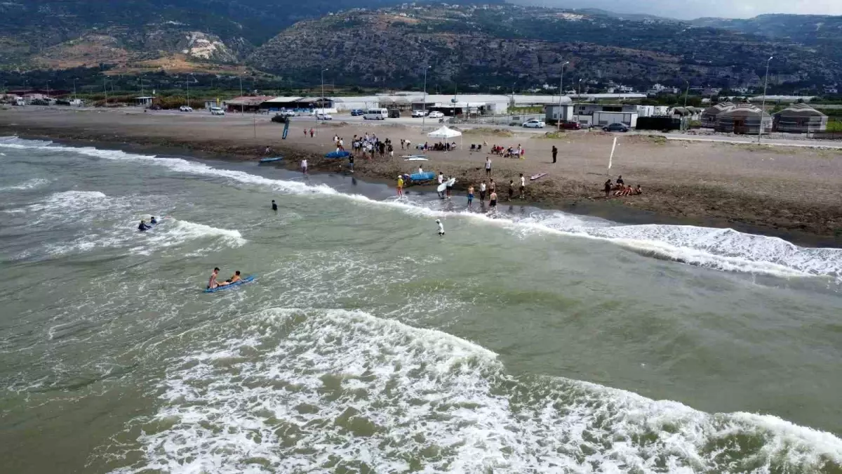 Hatay\'da çocuklar ücretsiz sörf kursunda eğitim alıyor