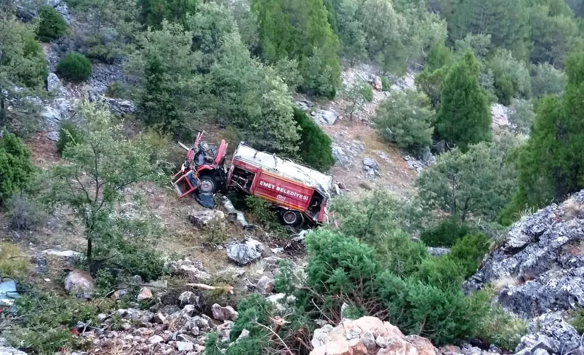 Emet Belediyesi\'ne ait arazöz takla attı, sürücü ve itfaiye amiri yaralandı