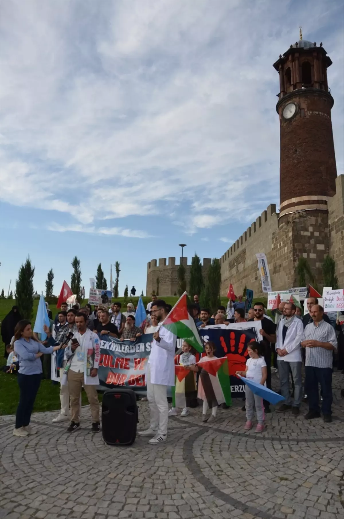 Erzurum\'da İsrail\'in Gazze\'ye yönelik saldırılarını protesto eden sağlık çalışanları 40 haftadır sessiz yürüyüş yapıyor