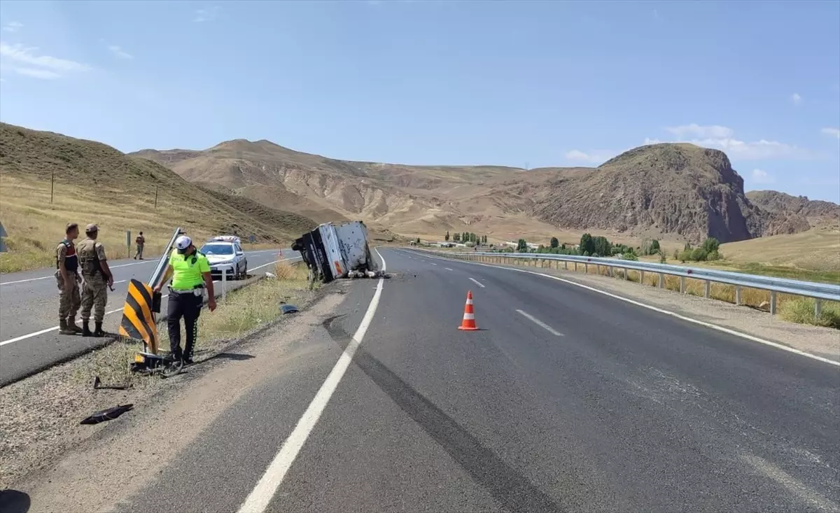 Erzurum\'da canlı tavuk yüklü kamyonet devrildi, 2 kişi yaralandı