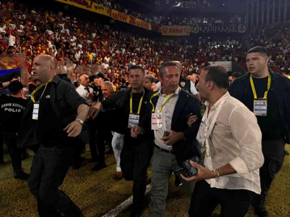 Fenerbahçe Başkanı Ali Koç'a Göztepe deplasmanında saldırı Fenerbahçe Başkanı Ali Koç'a Göztepe deplasmanında saldırı